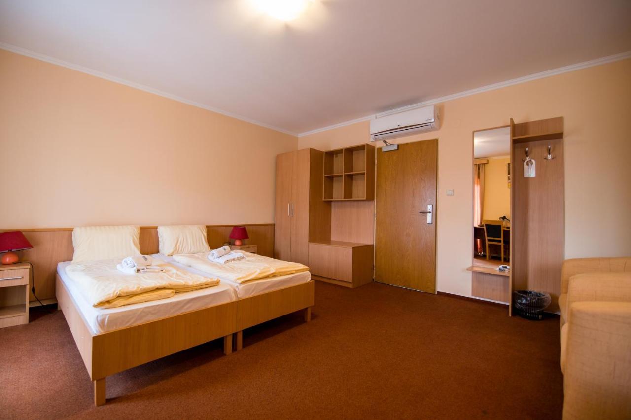 Hotel Clavis Lučenec Exteriör bild