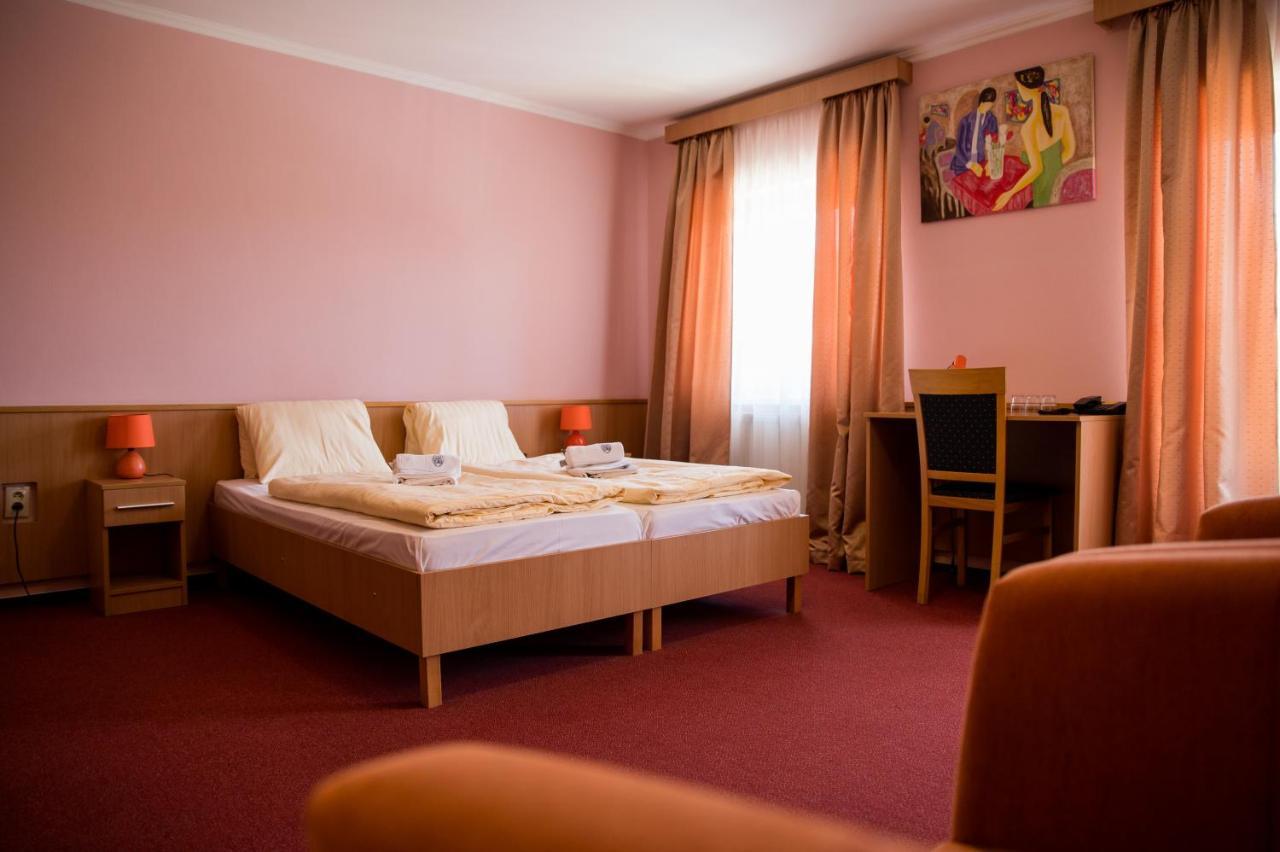Hotel Clavis Lučenec Exteriör bild