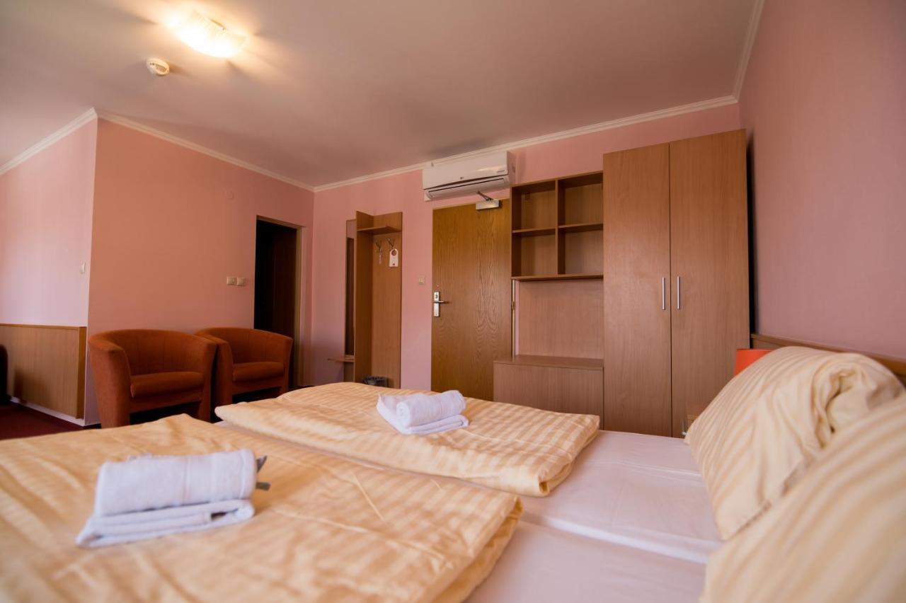 Hotel Clavis Lučenec Exteriör bild