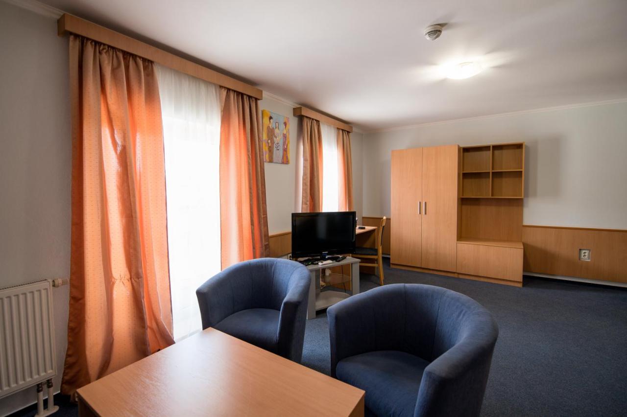 Hotel Clavis Lučenec Exteriör bild