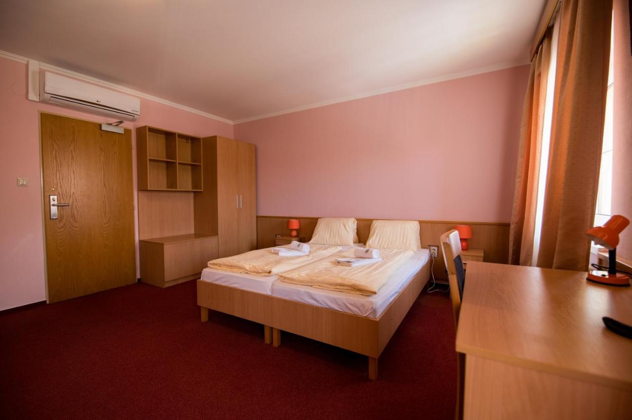 Hotel Clavis Lučenec Exteriör bild