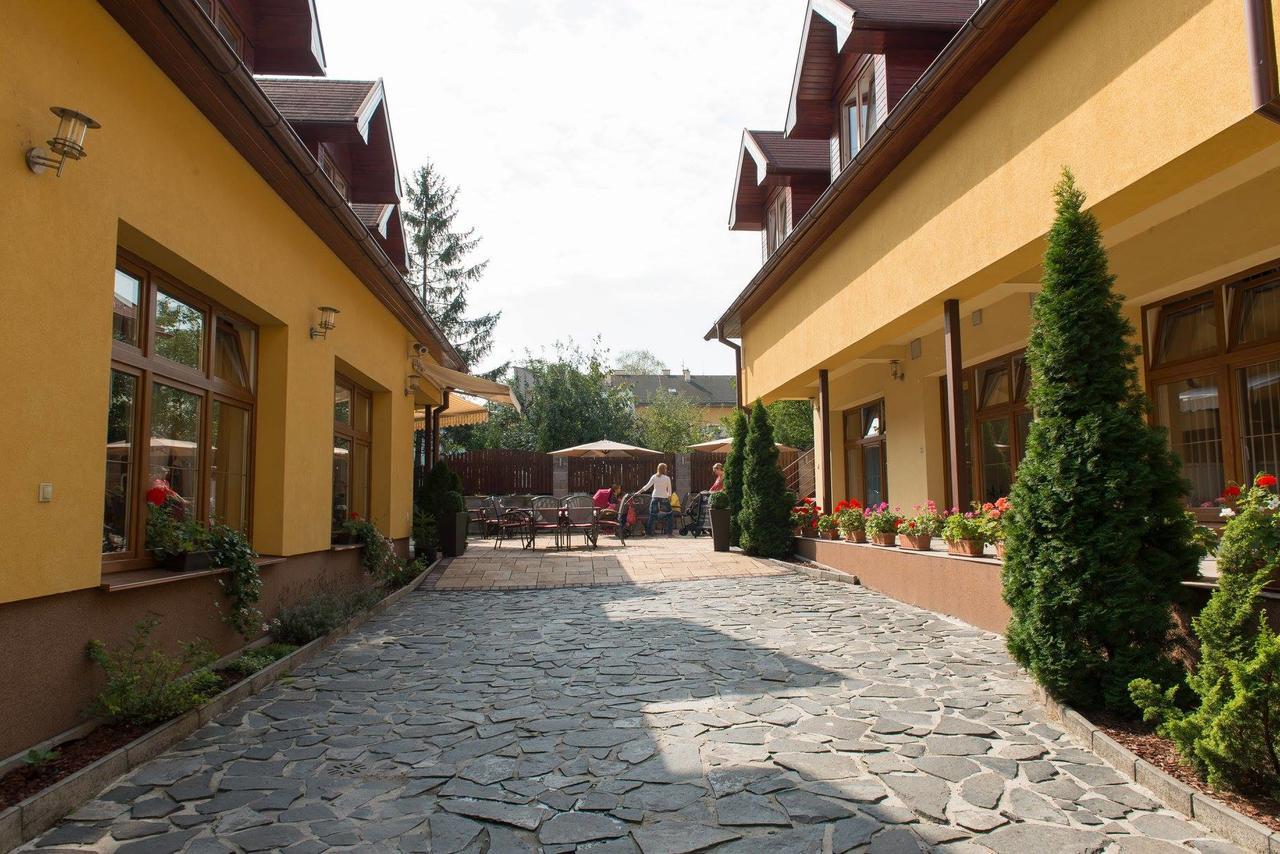 Hotel Clavis Lučenec Exteriör bild