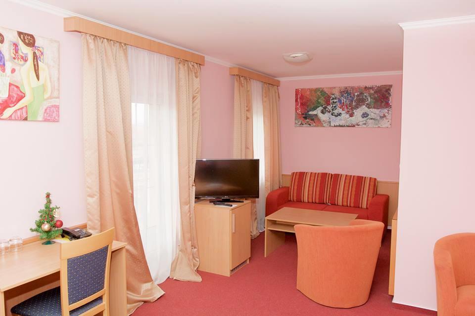 Hotel Clavis Lučenec Exteriör bild
