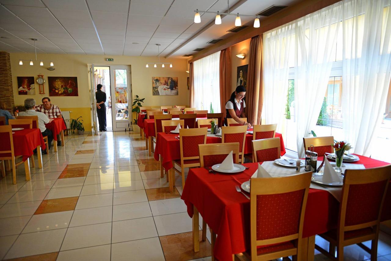 Hotel Clavis Lučenec Exteriör bild