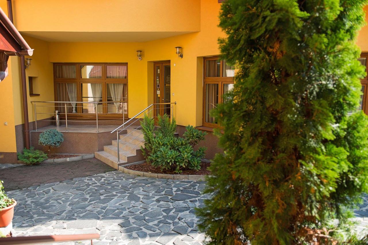 Hotel Clavis Lučenec Exteriör bild