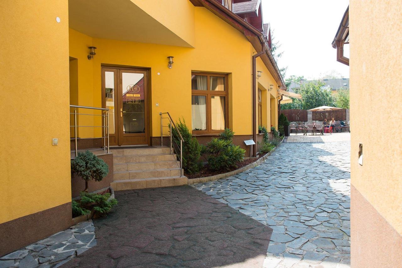 Hotel Clavis Lučenec Exteriör bild