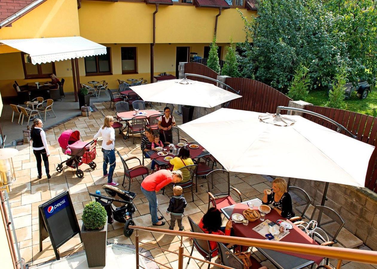 Hotel Clavis Lučenec Exteriör bild
