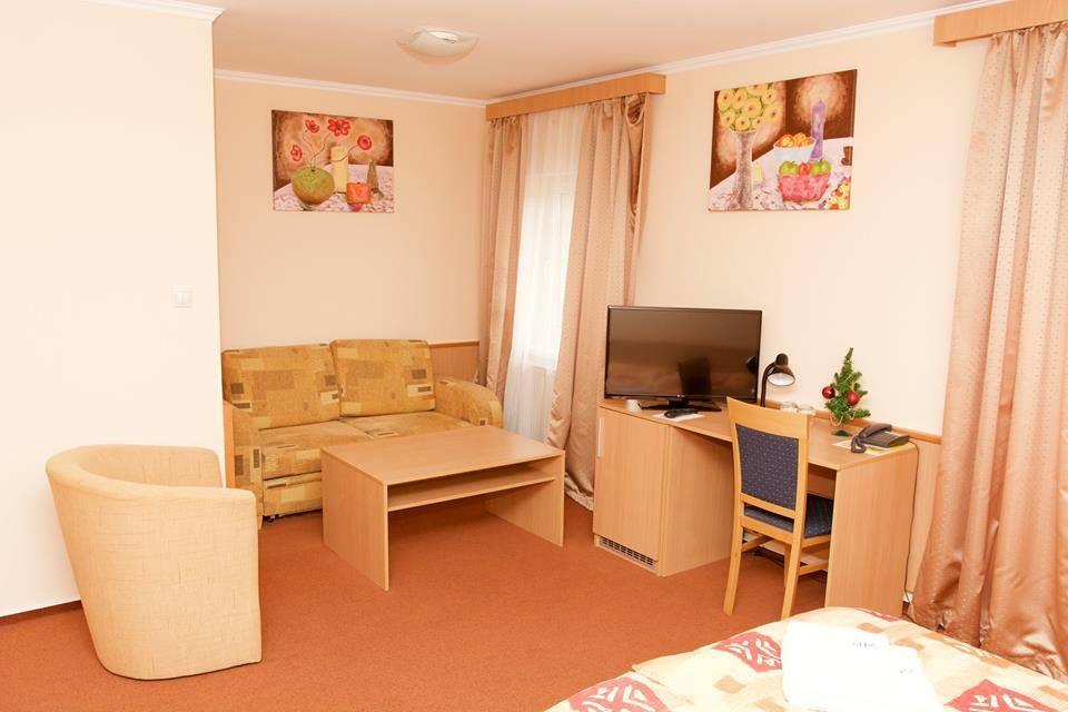 Hotel Clavis Lučenec Exteriör bild